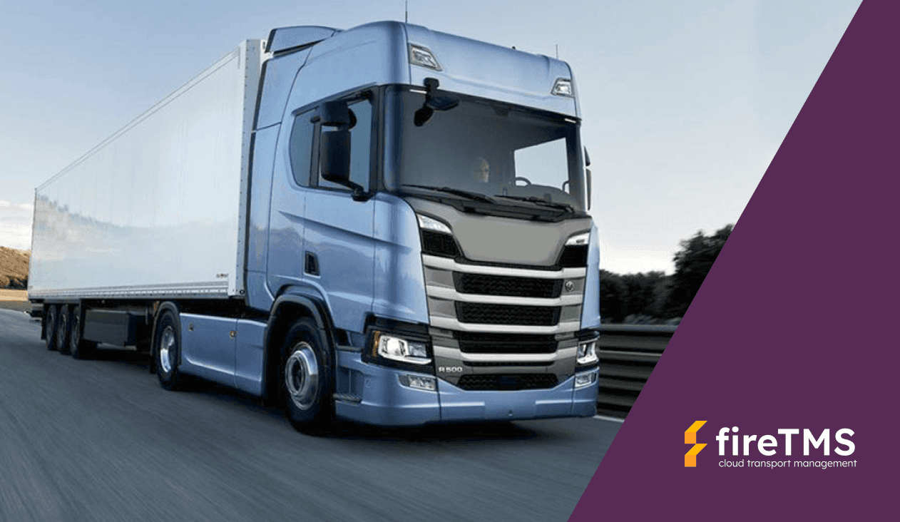 Pojazd ciężarowy, realizujący zlecenie wystawione w fireTMS, jedzie w jesiennej scenerii