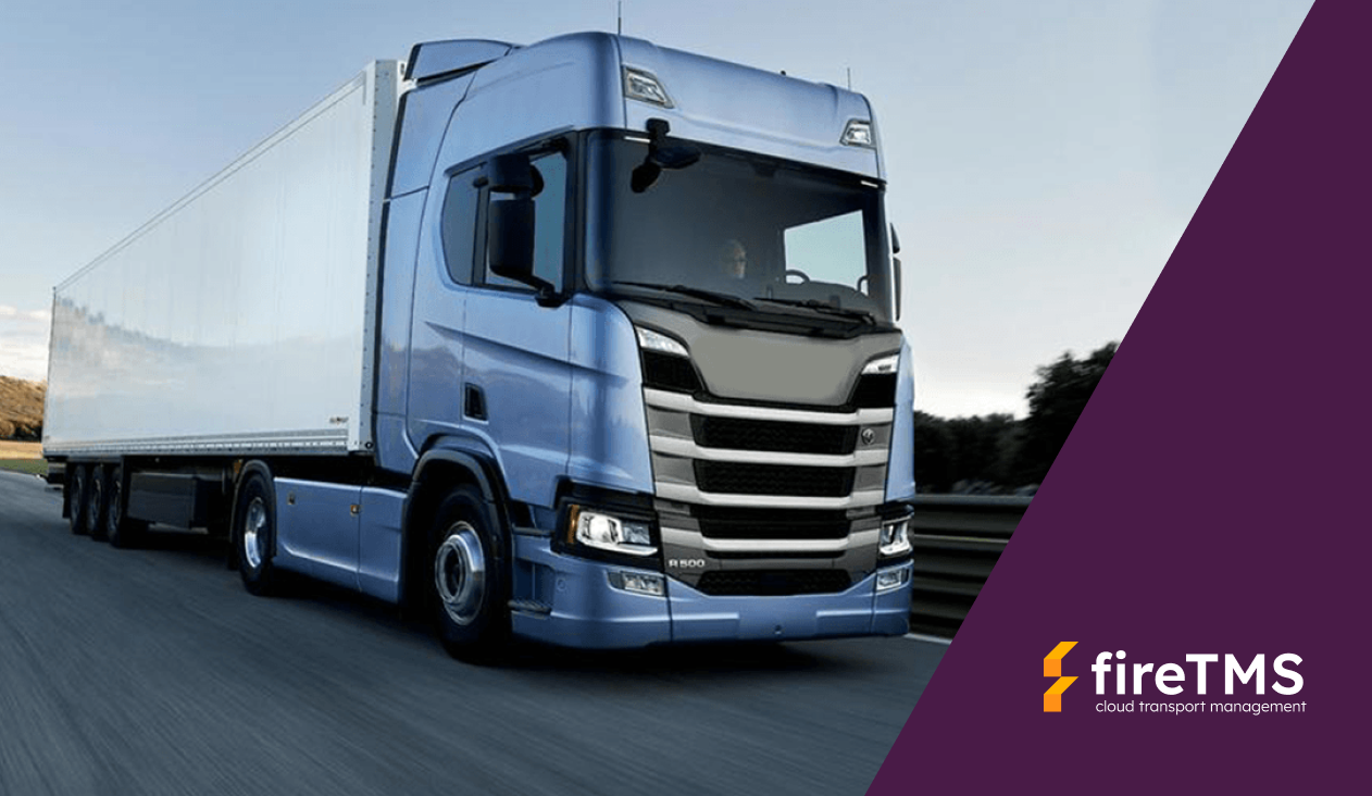 Un camion care transportă marfă, mergând rapid pe o șosea din România.