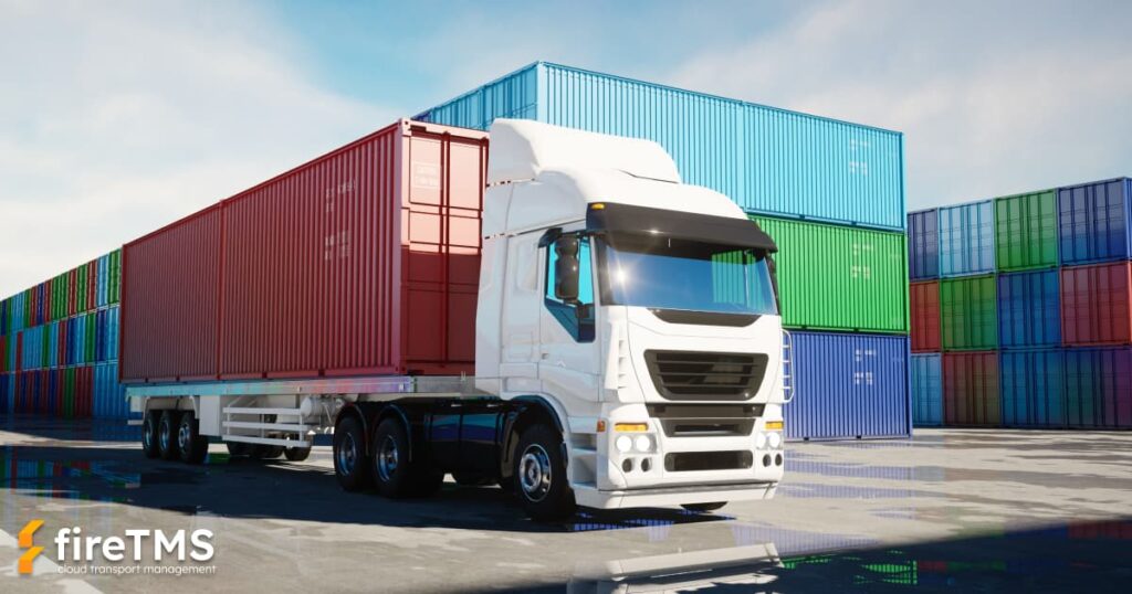 Zestaw transportowy z kontenerem na platformie w terminalu przeładunkowym