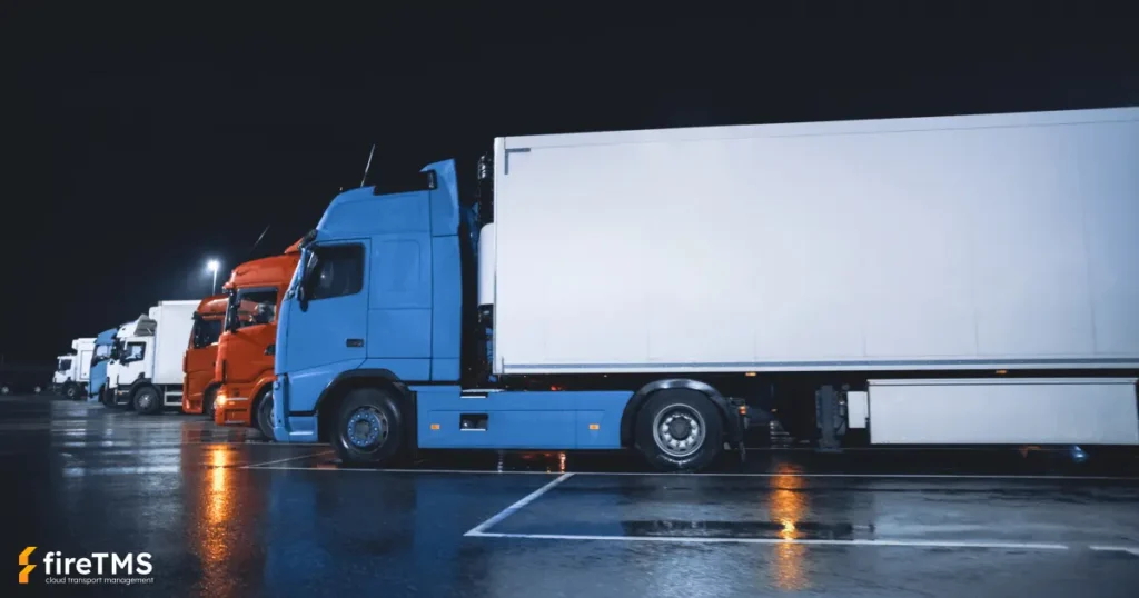 Ciągniki siodłowe z naczepami stojące w godzinach nocnych na postoju