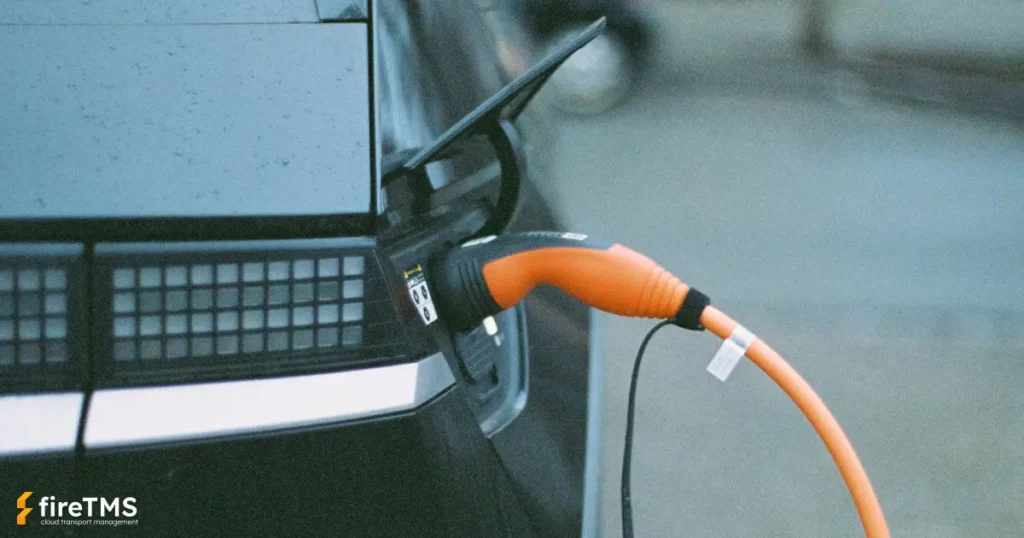 Ładowanie samochodu elektrycznego jako symbol raportowania ESG