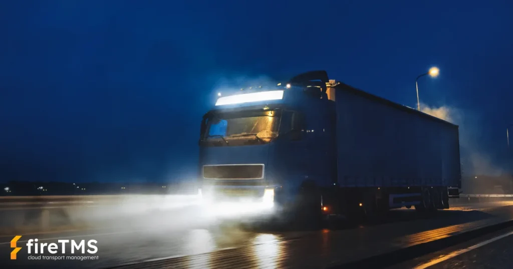 Samochód ciężarowy nocą w trasie