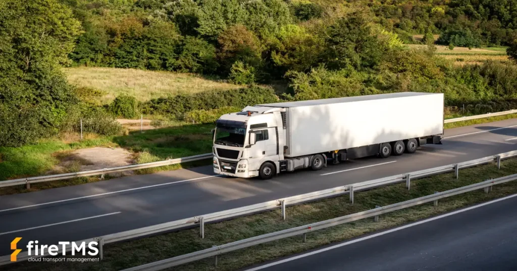 Samochód ciężarowy w trasie. Warto zwrócić uwagę na martwe pola znajdujące się z boku pojazdu