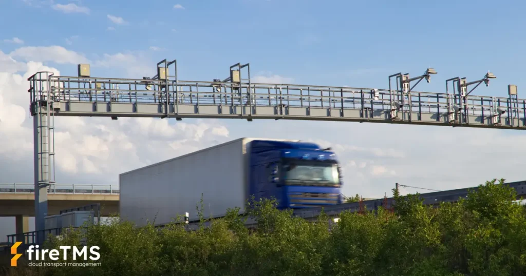 Samochód ciężarowy z wykupioną eurowinietą przejeżdża przez bramkę kontrolną na autostradzie