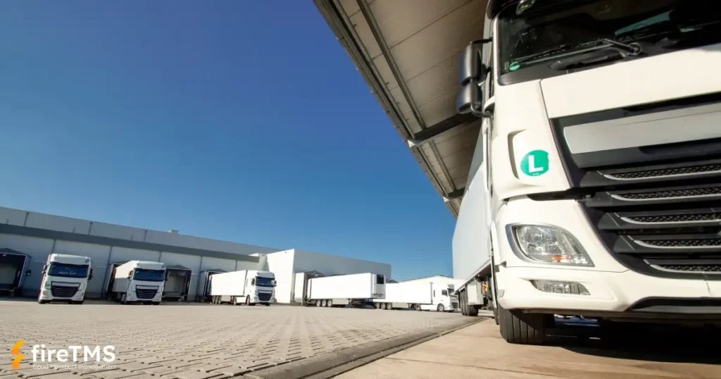 Lkw stehen auf dem Hof vor dem Lager – das Flottenmanagement wird durch eine TMS-Speditionssoftware erleichtert