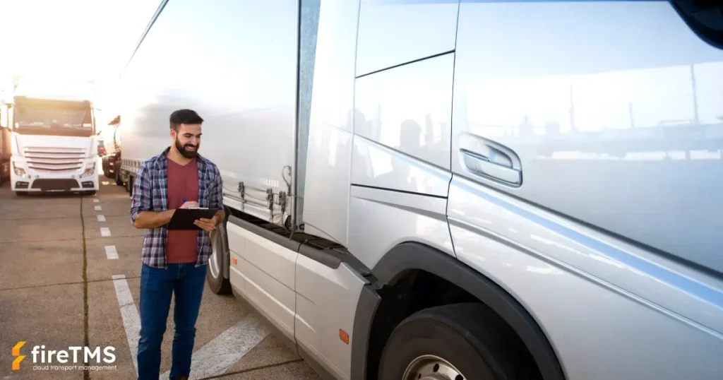 Ein Disponent, der einen Lkw auf dem Parkplatz überprüft