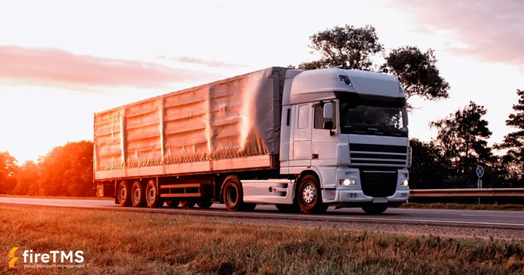 Ein Lkw auf Tour, der einen über fireTMS erteilten Speditionsauftrag ausführt