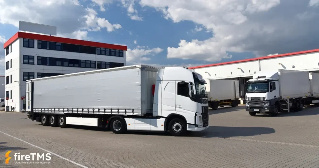 Lkw auf dem Hof vor dem Lager, wo sie dank der Cloud-basierten Speditionssoftware fireTMS ihre Speditionsaufträge ausführen