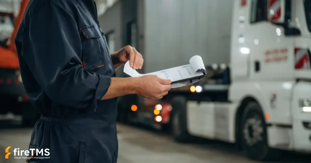 Ein Spediteur steht im Lager und überprüft einen Papier-Speditionsauftrag. Dank des Cloud-Systems fireTMS kann die Spedition im Unternehmen digitalisiert werden