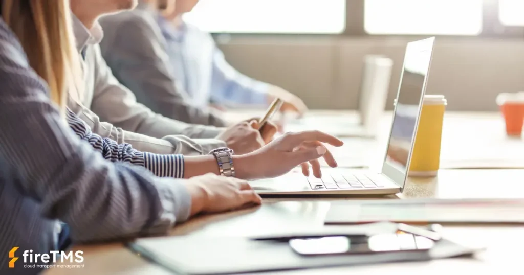 Menschen, die im Büro mit der Cloud-Software für Speditionen fireTMS arbeiten