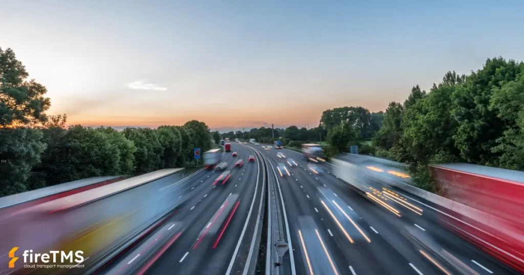Duży ruch samochodów ciężarowych i osobowych na drodze szybkiego ruchu - obowiązkiem opłacenia podatku drogowego są objęci właściciele ciężarówek