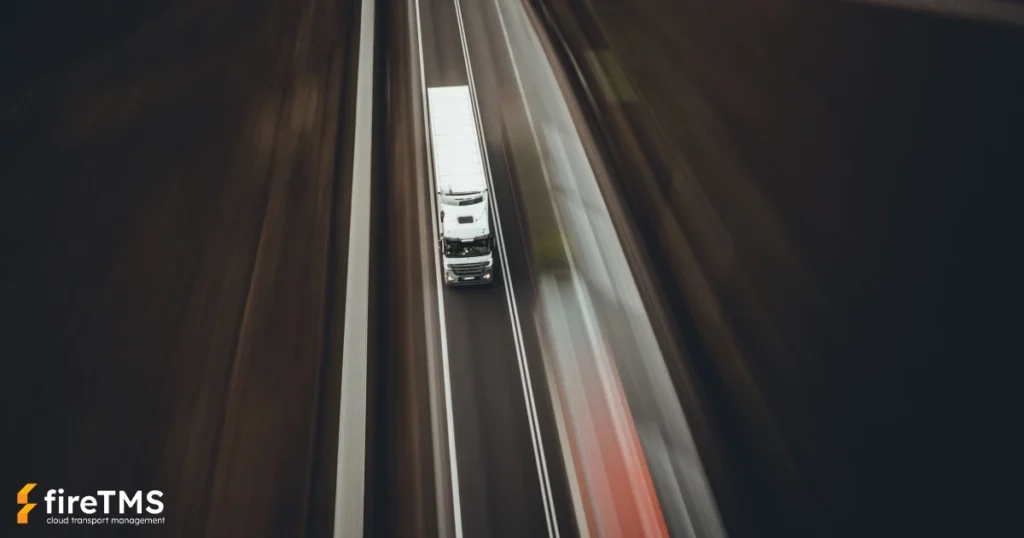 Pojazd ciężarowy jadący autostradą, jego rentowność można zmierzyć dzięki fireTMS