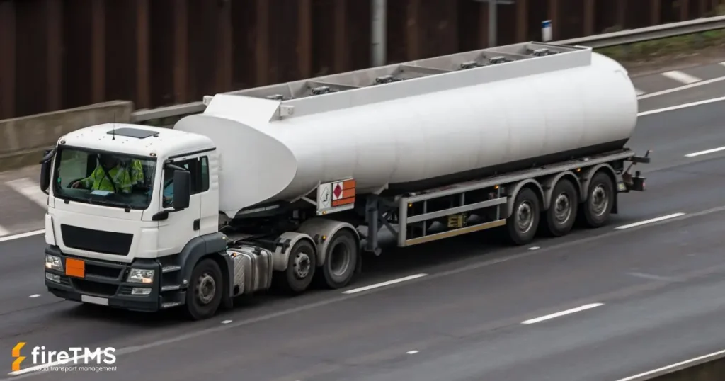 Ein Tanklastwagen, der gefährliche Stoffe transportiert, fährt auf der Schnellstraße