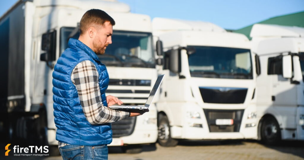 Un dispecer care inspectează vehiculele din curtea unei companii de transport din România.
