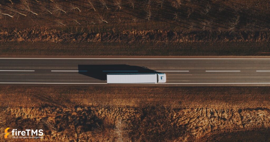 Pojazd ciężarowy z licencją krajową na transport w trasie w jesiennym krajobrazie