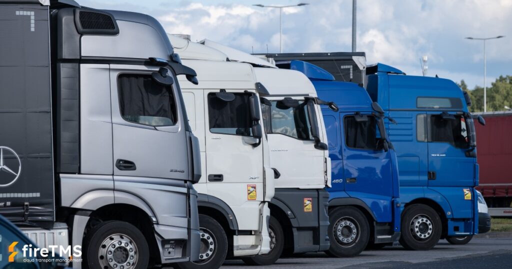 Pojazdy ciężarowe z licencją na transport na parkingu 