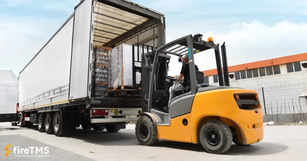 Das Beladen der Ware in einen Lastkraftwagen mithilfe eines Gabelstaplers