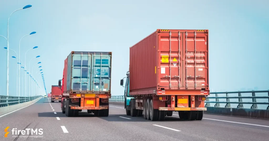Lastkraftwagen, die im Auftrag von Kunden Güter transportieren, überholen sich auf der Autobahn