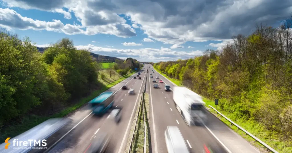Samochody ciężarowe jadące autostradą