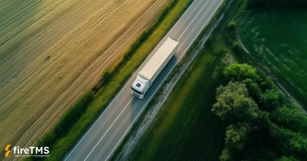Samochód ciężarowy w trasie. Jego kierowca zgodnie z prawem musi odbywać tzw. pauzy weekendowe