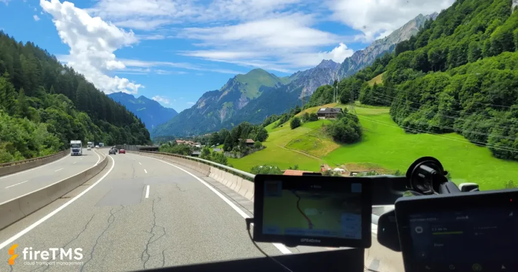 Autobahnfahrt durch die Alpen aus der Perspektive der Lkw-Kabine