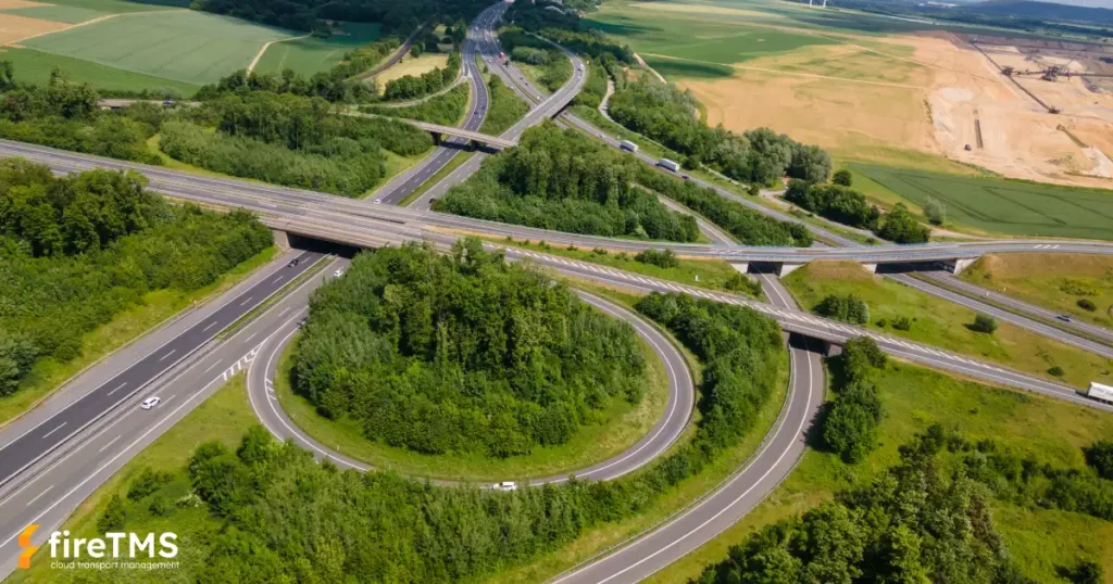 Autobahnkreuz in Deutschland aus der Vogelperspektive