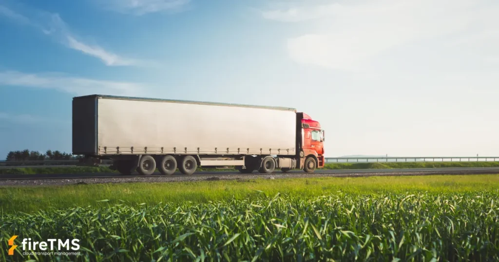 Zestaw transportowy jadący drogą przez obszar niezabudowany