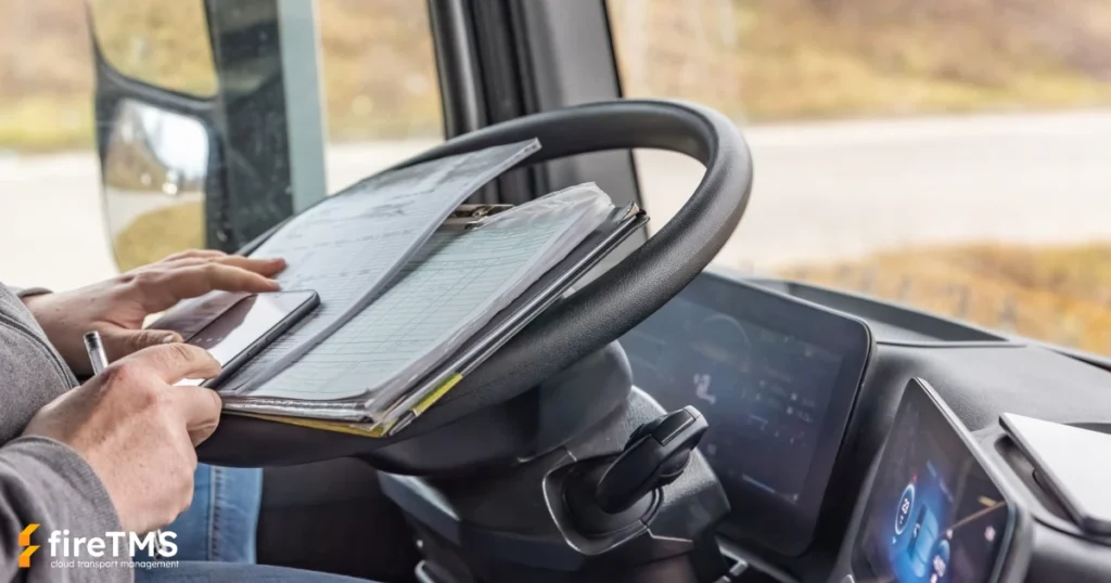 Ein Fahrer, der unterwegs in der Lkw-Kabine Papier­rechnungen beschreibt.