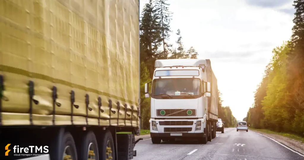Samochody ciężarowe transportujące towary w trasie