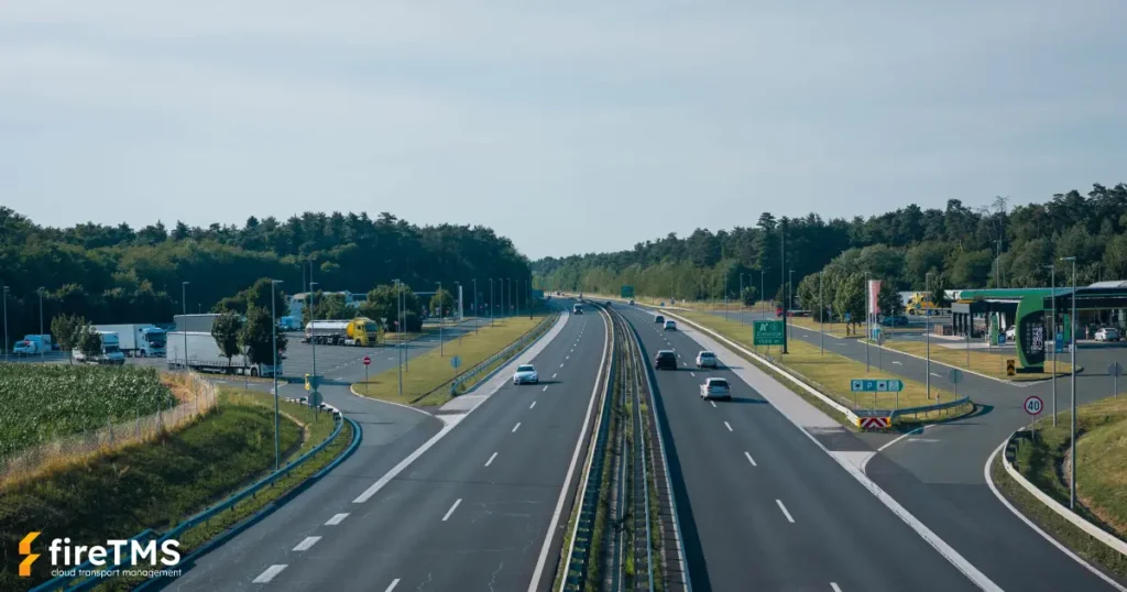 Autostrada i stacje benzynowe położone przy niej