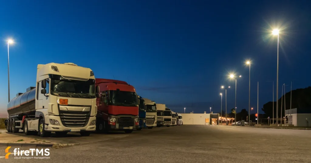 Zestawy transportowe stojące na parkingu przy stacji benzynowej