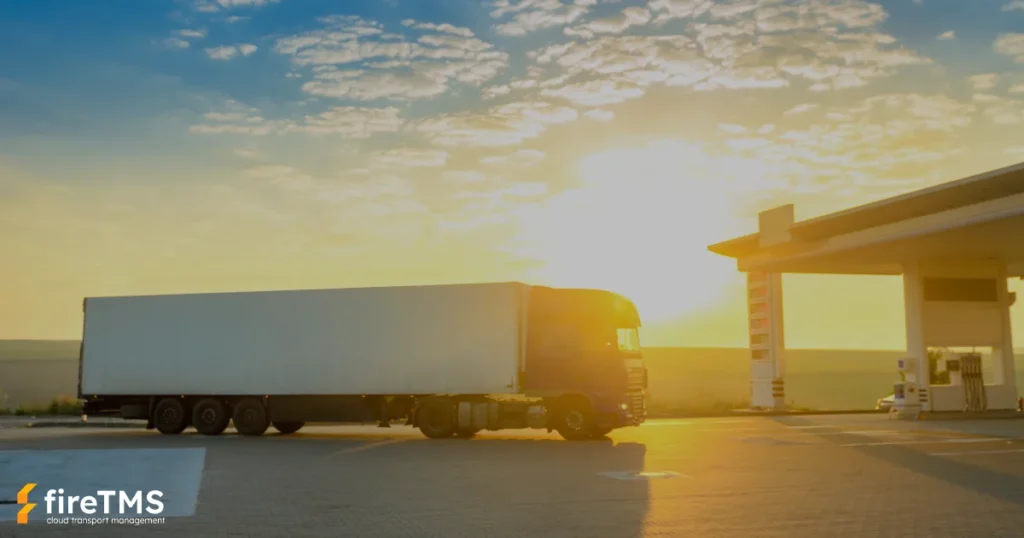 Zestaw transportowy wjeżdżający na stację benzynową