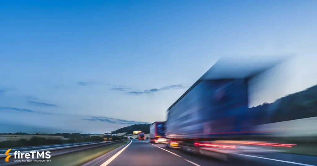 Ciężarówka mknąca autostradą o zmierzchu