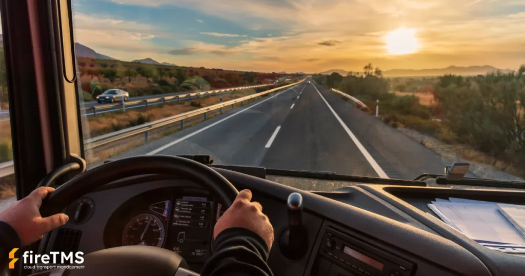 Autostrada widziana oczami kierowcy zawodowego z kabiny ciężarówki