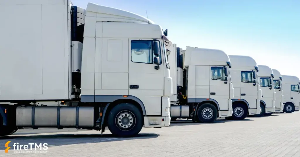 Samochody ciężarowe stojące na placu w bazie transportowej