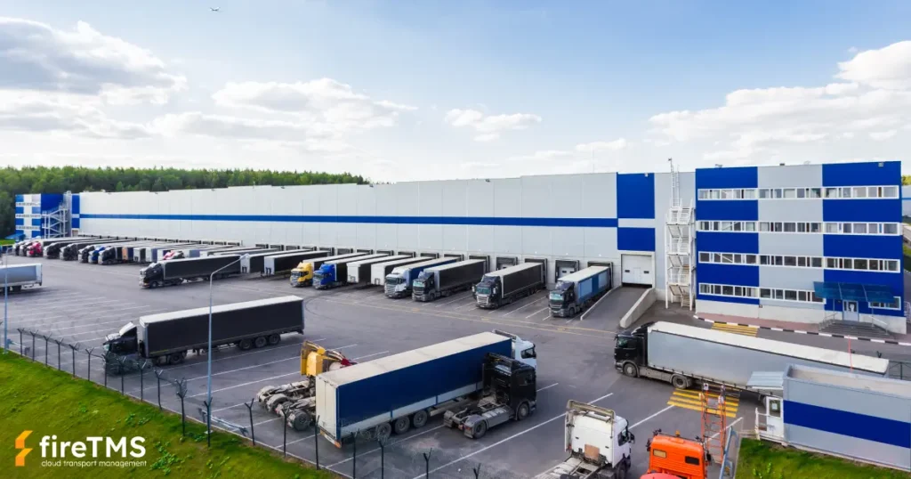 Samochody ciężarowe i zestawy transportowe pod magazynem