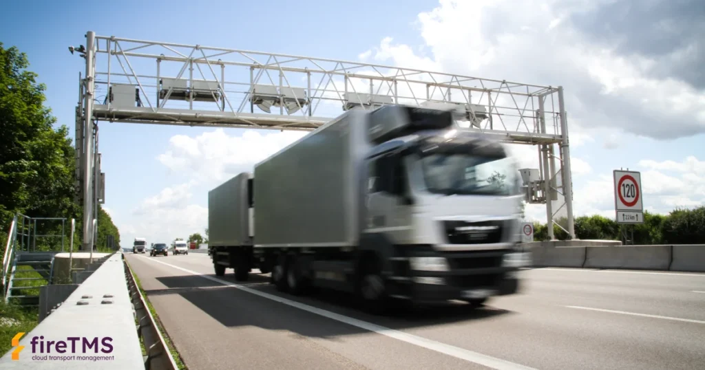 Ein Lkw, der auf der Autobahn fährt und eine Mautstelle passiert